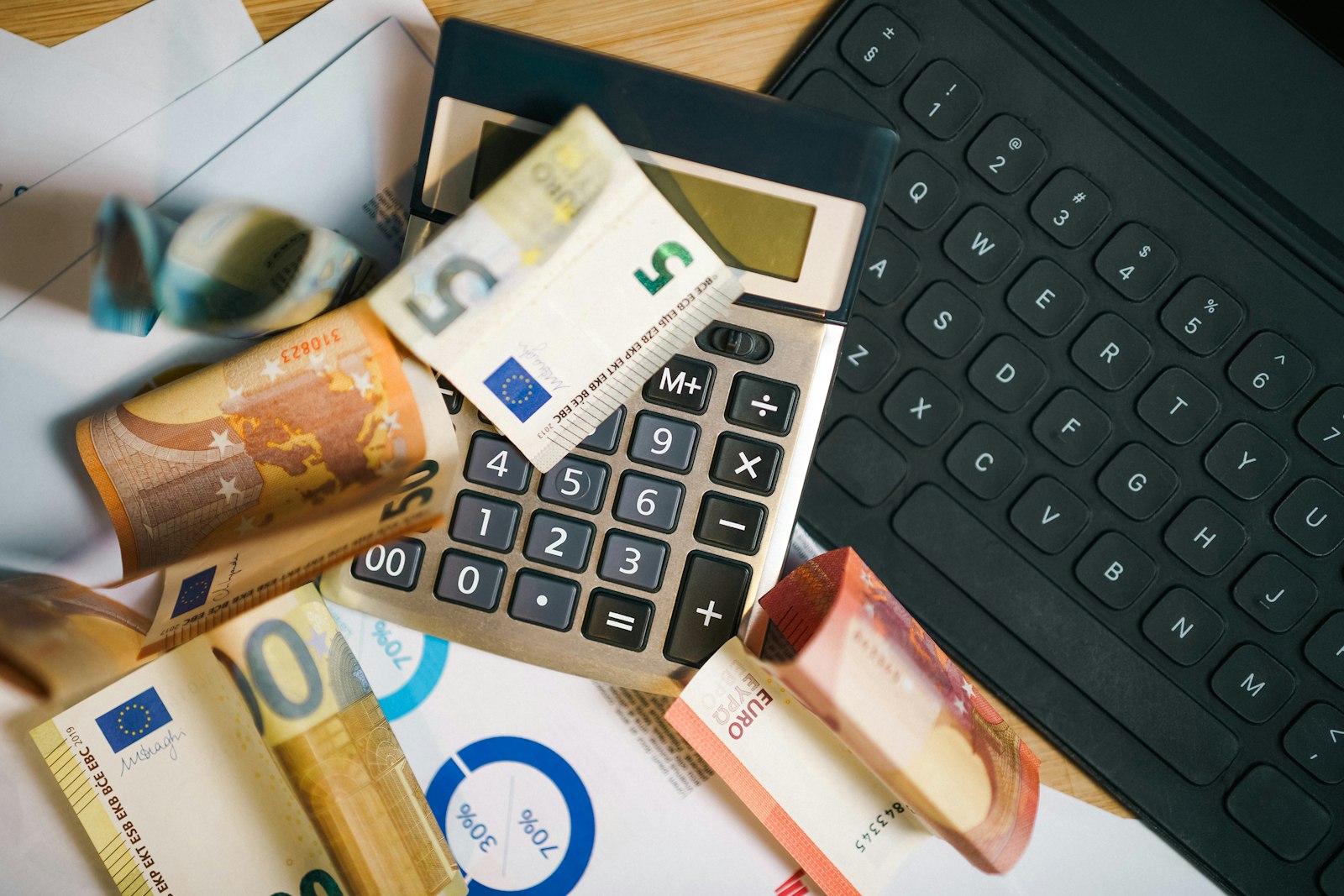 Kalkulator na banknotach euro – ukryte opłaty przy wynajmie auta w Hiszpanii