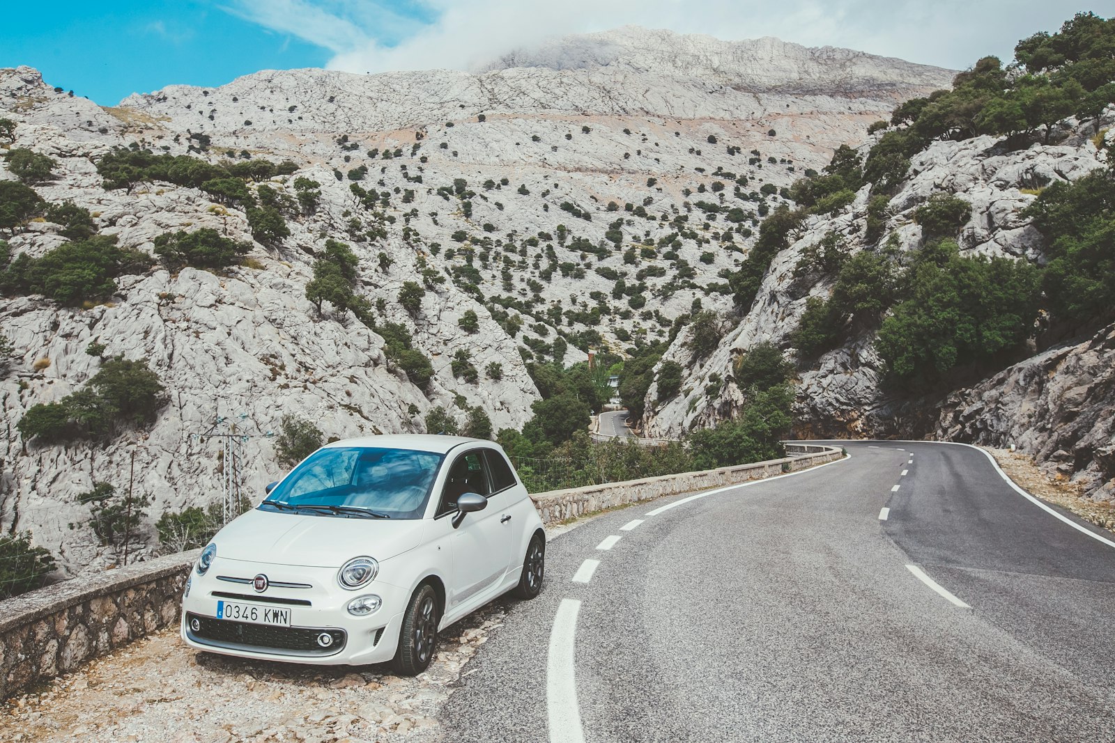 Wynajęte auto na krętej górskiej drodze – wynajem samochodu w Alicante